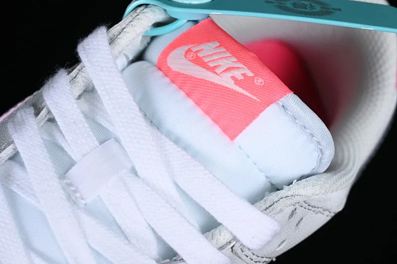 All categories Nk SB Dunk series Nk SB Dunk Low low-top sneakers F version Nk SB Dunk Low "520" Valentine's Day limited SB low-top sports and leisure sneakers FN3451-161
